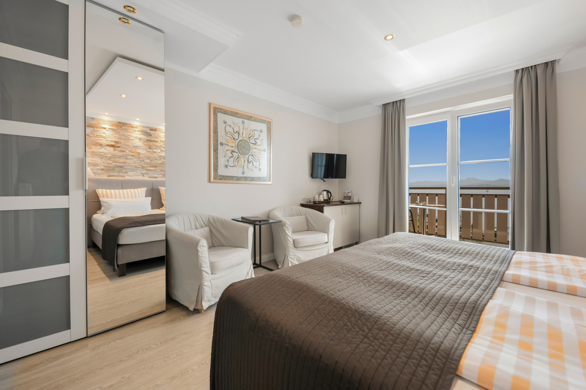 Signature-Zimmer Balkon mit Panorama-Seeblick